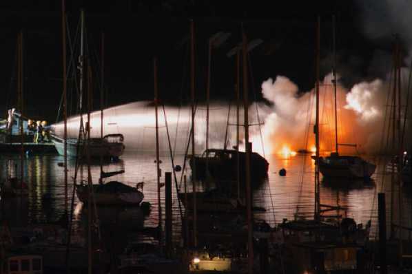 15 March 2014 - 23-59-23.jpg
Less than a week later a Bayliner called Blue Storm suffered the same fate (no suspicious circumstances. But due to the location of its mooring, this pushed the firefighters to their limits.
#BoatFireDartmouth